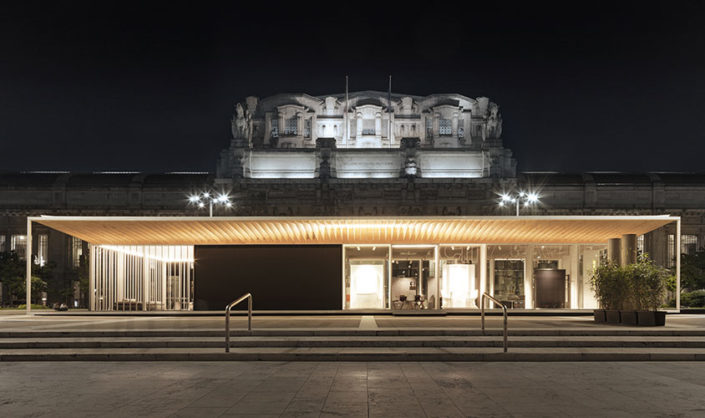 “China City Pavillon” in piazza Duca d'Aosta a Milano durante Expo2015.